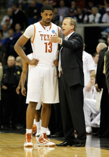 山东男篮上半场强势领先（山东男篮半场占据明显优势）