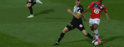 致敬，王刚庆祝足协杯冠军时背后写着：献给我们的主帅塞蒂恩