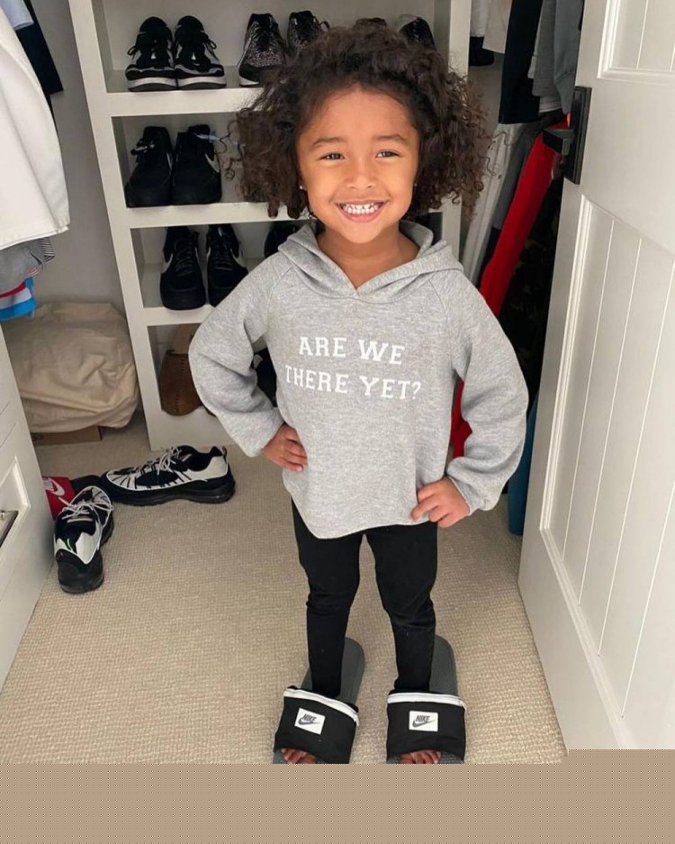 赛季首发阵容曝光 球迷热议（新赛季首发名单出炉 引发球迷热议）